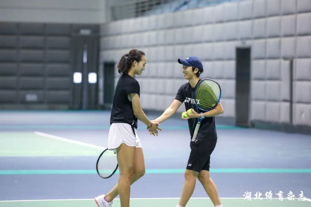 她通过调整 她通过调整